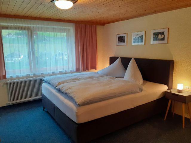 Dreibettzimmer mit Balkon und Gemeinschaftsbad